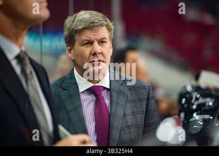 Il capo-allenatore dei Carolina Hurricanes Bill Peters durante la partita della NHL tra i Calgary Flames e i Carolina Hurricanes sabato 24 gennaio 2016 alla PNC Arena di Raleigh, North Carolina. Jacob Kupferman/CSM(immagine di credito: © Jacob Kupferman/CSM tramite filo ZUMA) Foto Stock