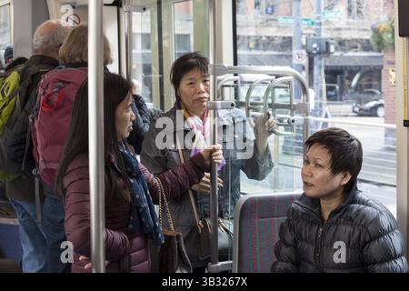 24 gennaio 2016 - Seattle, Washigton/King County, Stati Uniti - i passeggeri a bordo di un tram attraccato presso l'Occidental Mall Station il 24 gennaio 2016. La First Hill Streetcar è una linea lunga 4 chilometri che collega Pioneer Square e Capitol Hill attraverso il quartiere internazionale, Yesler Terrace e First Hill. È la seconda linea implementata dopo l'apertura della South Lake Union Streetcar nel 2007. (Immagine di credito: © Paul Gordon via ZUMA Wire) Foto Stock