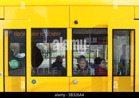 24 gennaio 2016 - Seattle, Washigton/King County, Stati Uniti - i passeggeri a bordo di un tram attraccato alla stazione Broadway & Denny il 24 gennaio 2016. La First Hill Streetcar è una linea lunga 4 chilometri che collega Pioneer Square e Capitol Hill attraverso il quartiere internazionale, Yesler Terrace e First Hill. È la seconda linea implementata dopo l'apertura della South Lake Union Streetcar nel 2007. (Immagine di credito: © Paul Gordon via ZUMA Wire) Foto Stock
