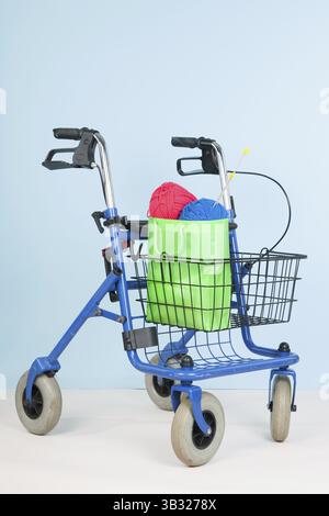 Blue walker con lavorazione a maglia da donna su sfondo colorato Foto Stock