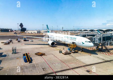 B-HLO Cathay Pacific Airbus A330-343 in fase di carico all'aeroporto internazionale di Hong Kong, Chek Lap Kok, Hong Kong, Cina Foto Stock