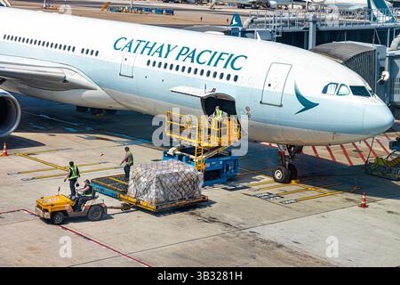 B-HLO Cathay Pacific Airbus A330-343 in fase di carico all'aeroporto internazionale di Hong Kong, Chek Lap Kok, Hong Kong, Cina Foto Stock