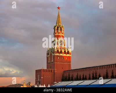 Vista della Torre Spasskaya del XV secolo e parte del muro del Cremlino dalla Piazza Rossa di Mosca, Russia. Foto Stock