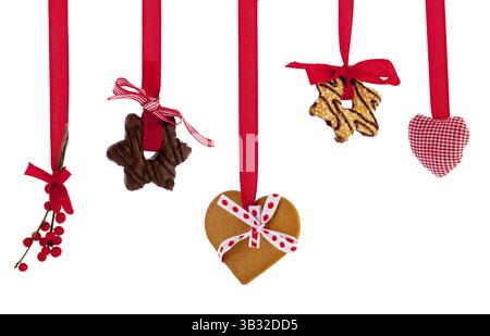 Corone di Natale appese, cuore di pane allo zenzero e altre decorazioni Foto Stock