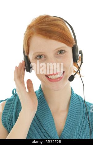 Donna con capelli rossi ritratto e cuffia al call center Foto Stock