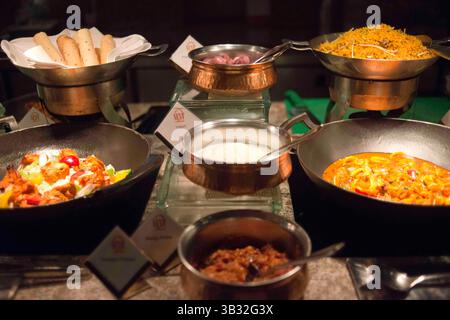 30 aprile 2015 - Bangkok, Thailandia - cucina tailandese. Ristorante, hotel, Shangri la, Bangkok, Thailandia, Asia. Salathip si trova in prossimità di New Road su Soi Wat Suan Phlu e si trova all'interno dello Shangri-la Hotel, Bangkok. Serve piatti tradizionali e classici nelle acque fluenti del fiume Chao Phraya, il "fiume dei re". Sale massaggi, mercati notturni e molti piatti thailandesi, che riassumono la tua esperienza nella grande città di Bangkok. Gli amanti del cibo come me sicuramente presteranno più attenzione agli aspetti culinari della città (e naturalmente allo shopping – ma quale ragazza non lo fa?). E vincere il nostro cuore Foto Stock