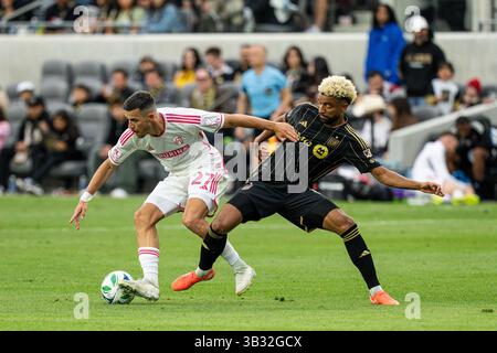 Il centrocampista del LAFC Timothy Tillman (11) sfida il centrocampista del St. Louis City SC Alfredo Morales (27) durante una partita della MLS, domenica 27 aprile 2025, al BMO Stadium di Los Angeles, CA. LAFC pareggiò con il St. Louis 2-2. (Jon Endow/immagine dello sport) Foto Stock