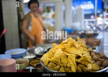 15 maggio 2015 - Bangkok, Tailandia - ristorante Je Lee. Cucina tailandese. Tom yum spaghetti a Thanon Charoen Krung, Bangkok, Thailandia. Uno dei più famosi piatti thailandesi. Tra gli innumerevoli ingredienti che portano questo piatto ci sono citronella, lime, tamarindo, peperoncini e macinato. Viene servito con gamberetti, pollo o pesce misto. (Immagine di credito: © Sergi Reboredo via ZUMA Wire) Foto Stock