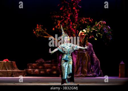 7 agosto 2015 - Bangkok, Thailandia - spettacolo di danza classica tailandese al teatro Salachalermkrung di Bangkok, Thailandia. Khon-Thai Classical Masked Dance presso la sala Chalermkrung Royal Theatre in occasione del Trono, la sala Chalermkrung Foundation, il Crown Property Bureau e l'Autorità Turistica della Thailandia hanno organizzato congiuntamente lo spettacolo Khon-Thai Classical Masked intitolato 'Pra Chakrawatan' nel periodo dicembre 2005 - luglio 2006 presso la sala Chalermkrung Royal Theatre. La sala Chalermkrung Royal Theatre presenta ora con orgoglio un nuovo episodio di Khon-Masked Dance intitolato 'Hanuman Foto Stock