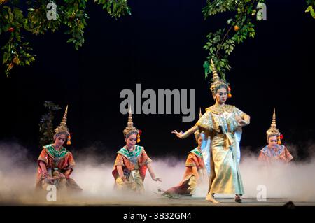 7 agosto 2015 - Bangkok, Thailandia - spettacolo di danza classica tailandese al teatro Salachalermkrung di Bangkok, Thailandia. Khon-Thai Classical Masked Dance presso la sala Chalermkrung Royal Theatre in occasione del Trono, la sala Chalermkrung Foundation, il Crown Property Bureau e l'Autorità Turistica della Thailandia hanno organizzato congiuntamente lo spettacolo Khon-Thai Classical Masked intitolato 'Pra Chakrawatan' nel periodo dicembre 2005 - luglio 2006 presso la sala Chalermkrung Royal Theatre. La sala Chalermkrung Royal Theatre presenta ora con orgoglio un nuovo episodio di Khon-Masked Dance intitolato 'Hanuman Foto Stock