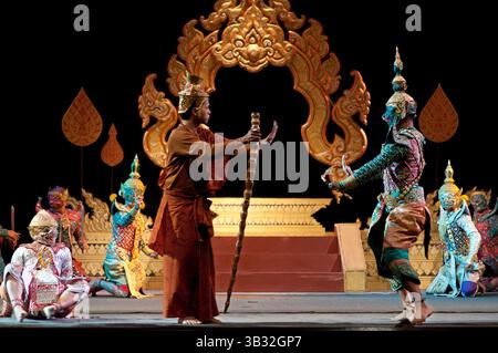 7 agosto 2015 - Bangkok, Thailandia - spettacolo di danza classica tailandese al teatro Salachalermkrung di Bangkok, Thailandia. Khon-Thai Classical Masked Dance presso la sala Chalermkrung Royal Theatre in occasione del Trono, la sala Chalermkrung Foundation, il Crown Property Bureau e l'Autorità Turistica della Thailandia hanno organizzato congiuntamente lo spettacolo Khon-Thai Classical Masked intitolato 'Pra Chakrawatan' nel periodo dicembre 2005 - luglio 2006 presso la sala Chalermkrung Royal Theatre. La sala Chalermkrung Royal Theatre presenta ora con orgoglio un nuovo episodio di Khon-Masked Dance intitolato 'Hanuman Foto Stock