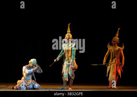 7 agosto 2015 - Bangkok, Thailandia - spettacolo di danza classica tailandese al teatro Salachalermkrung di Bangkok, Thailandia. Khon-Thai Classical Masked Dance presso la sala Chalermkrung Royal Theatre in occasione del Trono, la sala Chalermkrung Foundation, il Crown Property Bureau e l'Autorità Turistica della Thailandia hanno organizzato congiuntamente lo spettacolo Khon-Thai Classical Masked intitolato 'Pra Chakrawatan' nel periodo dicembre 2005 - luglio 2006 presso la sala Chalermkrung Royal Theatre. La sala Chalermkrung Royal Theatre presenta ora con orgoglio un nuovo episodio di Khon-Masked Dance intitolato 'Hanuman Foto Stock