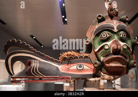 27 settembre 2015 - New York, New York, Stati Uniti - maschera Yagim al Metropolitan Museum of Art, New York, Stati Uniti. Yagim Mask, 1920-25 Vancouver Island, British Columbia. Legno, vernice. George Walkus (kwakwaka'wakw, CA 1875-1968). Una creatura marina furtiva e aggressiva, nota come Yagim, faceva parte del drammatico ciclo di performance di Tseyka, che ha avuto luogo durante il buio inverno, quando la vita sulla costa nord-occidentale si muove in gran parte al chiuso (Credit Image: © via ZUMA Wire) Foto Stock