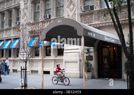 28 settembre 2015 - New York, New York, Stati Uniti - NEW YORK, i dettagli architettonici dell'edificio Alwyn Court sono raffigurati a Manhattan. L'impressionante ingresso al caviale Petrossian Restaurant, New York, Stati Uniti (immagine di credito: © via ZUMA Wire) Foto Stock