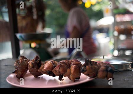 15 dicembre 2015 - Bangkok, Thailandia - cucina tailandese. Tradizionale anatra arrosto al barbecue. Ristorante Charoen Wieng Pochana a Thanon Charoen Krung, Bangkok, Thailandia. (Immagine di credito: © Sergi Reboredo via ZUMA Wire) Foto Stock