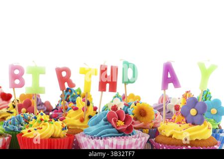 Colorate tortine di compleanno con candele isolate su sfondo bianco Foto Stock