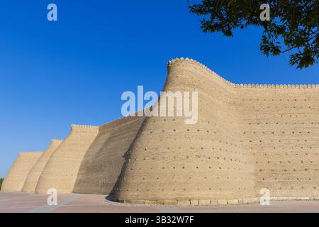 Le mura di terra dell'Arca di Bukhara (fortezza) a Buchara, Uzbekistan Foto Stock