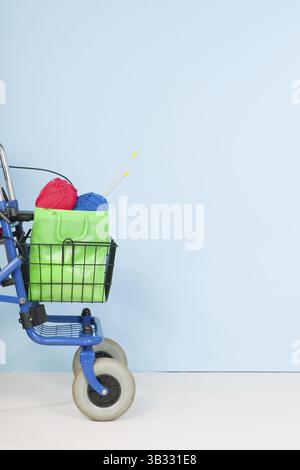 Blue walker con lavorazione a maglia da donna su sfondo colorato Foto Stock