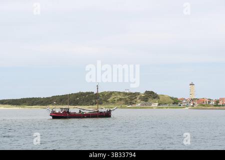 Villaggio ed un porto di wadden olandese isola Terschelling Foto Stock