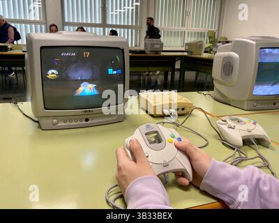 Valencia, Spagna - 12 aprile 2025: Giochi Hands-On retro con Sega Dreamcast e CRT TV alla Vintage Console Exhibit Foto Stock