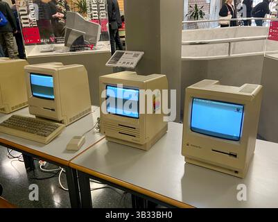 Valencia, Spagna - 12 aprile 2025: Computer Apple Macintosh d'epoca in esposizione al Tech Exhibition Foto Stock