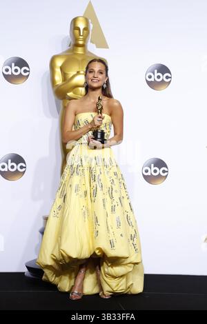 29 febbraio 2016 - Los Angeles, CA, USA - LOS ANGELES - FEB 28: Alicia Vikander alla 88a edizione degli Academy Awards - Press Room al Dolby Theater il 28 febbraio 2016 a Los Angeles, CA foto via Newscom (Credit Image: © hPa/Newscom via ZUMA Press) Foto Stock