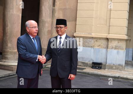 Rio De Janeiro, Brasile. 28 aprile 2025. Mauro Vieira (l), ministro degli Esteri del Brasile, dà il benvenuto a Sugiono, ministro degli Esteri indonesiano, al suo arrivo a Palacio Itamaraty. Crediti: Peter Ilicciev/dpa/Alamy Live News Foto Stock