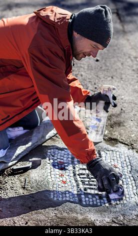 24 marzo 2014 - Chicago, il, Stati Uniti - Jim Bachor fa alcuni ritocchi finali sull'arte delle piastrelle (Credit Image: © Bill Hogan/TNS via ZUMA Wire) Foto Stock