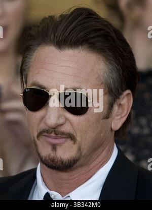 10 gennaio 2016 - Beverly Hills, California, U. S - Sean Penn intervista Joaquin Guzman Loera, alias El Chapo per un articolo di Rolling Stone pubblicato online su Rolling Stone sabato 9 gennaio 2016. FOTO del FILE: Sean Penn arriva sul tappeto rosso del 15° Annual Screen Actors Guild Awards tenutosi presso lo Shrine Auditorium di Los Angeles, California, domenica 25 gennaio 2009. (Immagine di credito: © Prensa Internacional via cavo ZUMA) Foto Stock