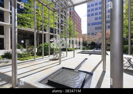 Giardini Jellicoe contemporanei sulla Lewis Cubitt Walk a Kings Cross, nord di Londra, Regno Unito Foto Stock