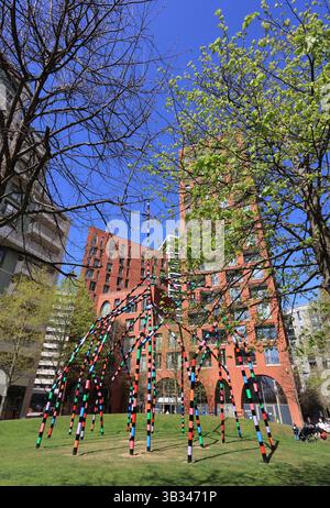 Eva Rothschild scultura My World and Your World, nel Lewis Cubitt Park, a Kings Cross, nord di Londra, Regno Unito Foto Stock