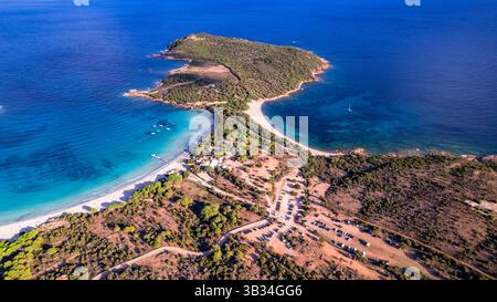 Le migliori spiagge dell'isola della Corsica - vista panoramica aerea della splendida spiaggia di Rondinara con mare turchese cristallino. Foto Stock