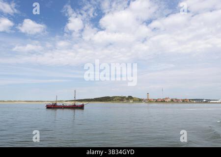 Villaggio ed un porto di wadden olandese isola Terschelling Foto Stock