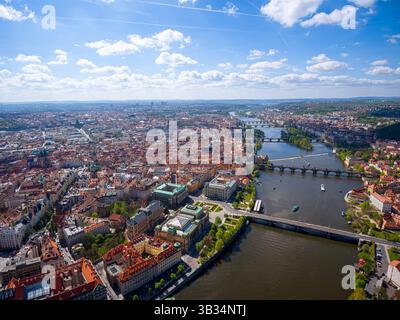 Il cuore d'oro di Praga: Ponti sul fiume Moldava e skyline storico. Panorama aereo mozzafiato di Praga che mostra gli iconici ponti della città vecchia Foto Stock