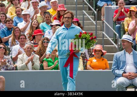 11 dicembre 2017 - FILE - Golden Globes 2018 Nominees - nominato per il miglior attore, Commedia - Steve Carell, Battle of the Sexes - DATA DI USCITA: 29 settembre 2017 TITOLO: Battle of the Sexes STUDIO: Fox Searchlight Pictures DIRECTOR: Jonathan Dayton, Valerie Faris TRAMA: La vera storia del match di tennis del 1973 tra Billie Jean King e l'ex campione del mondo Bobby Riggs. INTERPRETATO DA STEVE CARELL nel ruolo di Bobby Riggs. (Immagine di credito: © Fox Searchlight Pictures/Entertainment Pictures/ZUMAPRESS.com) Foto Stock