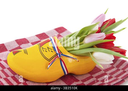 Giallo olandese di zoccoli di legno con colorati tulipani Foto Stock