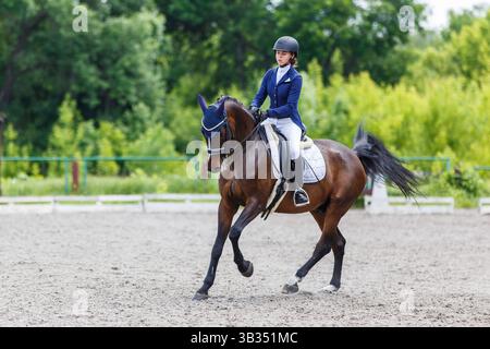 Test di vestigia per giovani equestri al concorso ippico Foto Stock