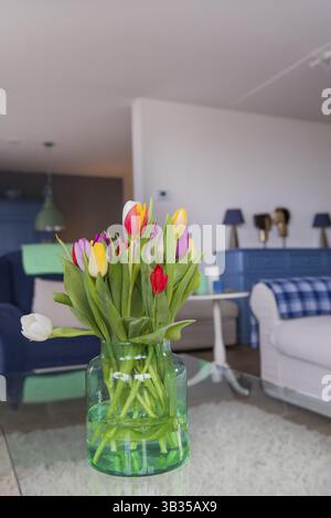 Vaso colorato con bouquet tulipani in interni Foto Stock