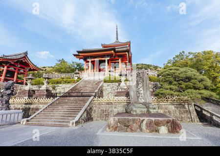 L'iconico tempio Kiyomizu-dera e la vista sulle montagne in una soleggiata giornata primaverile a Kyoto, Giappone, Asia Foto Stock
