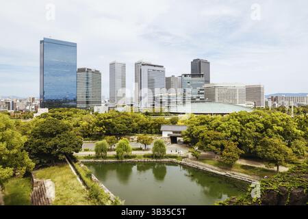 OSAKA, GIAPPONE - SETTEMBRE 25 2024: Vista verso il quartiere degli affari di Shiromi e la Osaka-Jo Hall dal Castello di Osaka in una calda giornata autunnale a Osaka, Giappone Foto Stock