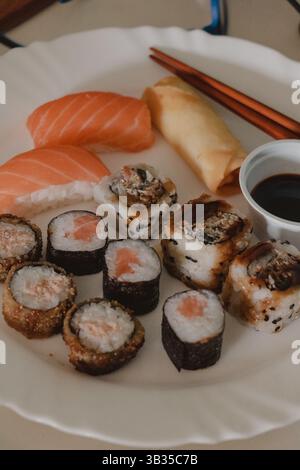 Piatto di sushi con sashimi e panini Foto Stock