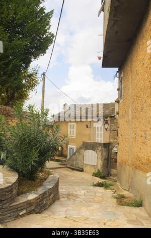 Guardando attraverso La Piccola corsia villaggio francese Casinca Foto Stock