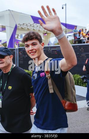 MELBOURNE, AUSTRALIA - 13 MARZO: Oliver Bearman della Gran Bretagna e MoneyGram Haas F1 Team con i tifosi prima del Gran Premio d'Australia 2025 ad Albert Foto Stock
