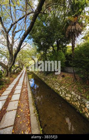 KYOTO, GIAPPONE - 23 SETTEMBRE 2024: Paesaggio panoramico in autunno lungo la famosa passeggiata dei filosofi. Il sentiero è un famoso sentiero pedonale di Higashiyama Foto Stock