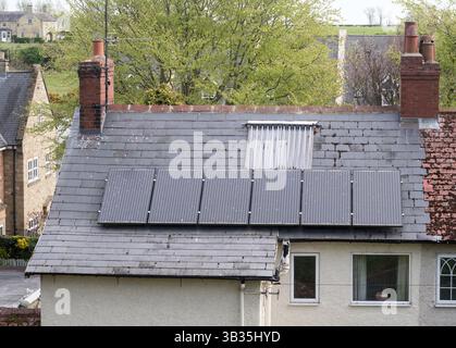 Tetto della casa con pannelli solari termici e fotovoltaici, Inghilterra, Regno Unito Foto Stock