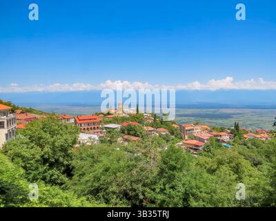 Vista aerea della chiesa di San Giorgio e della valle di Alazani, Georgia, regione di Kakheti, villaggio di Signagi. Città dell'amore di Sighnaghi sulla collina vicino alla catena montuosa di Gombori. Foto Stock