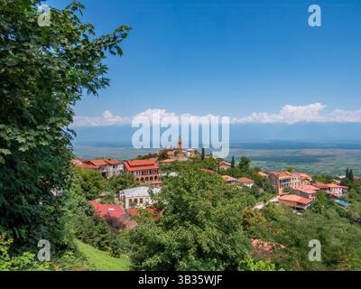 Vista aerea della chiesa di San Giorgio e della valle di Alazani, Georgia, regione di Kakheti, villaggio di Signagi. Città dell'amore di Sighnaghi sulla collina vicino alla catena montuosa di Gombori. Foto Stock