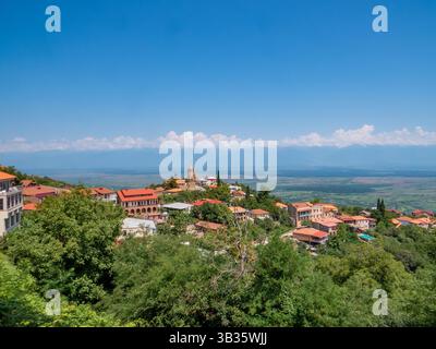 Vista aerea della chiesa di San Giorgio e della valle di Alazani, Georgia, regione di Kakheti, villaggio di Signagi. Città dell'amore di Sighnaghi sulla collina vicino alla catena montuosa di Gombori. Foto Stock