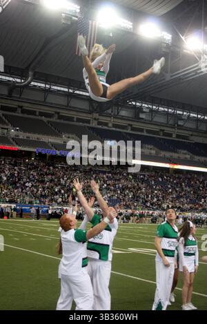 26 dicembre 2009 - Detroit, Michigan, U. S - 26 dicembre 2009: Una cheerleader Marshall si alza durante una routine. Marshall sconfisse Ohio 21-17 nel Little Caesars Pizza Bowl giocato al Ford Field di Detroit, Michigan. (Immagine di credito: © Alan Ashley via ZUMA Wire) Foto Stock