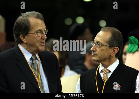 26 dicembre 2009 - Detroit, Michigan, U. S - 26 dicembre 2009: Lloyd Carr (a sinistra) e Ken Hoffman (a destra) del comitato Little Caesars Pizza Bowl prima della partita. Marshall sconfisse Ohio 21-17 nel Little Caesars Pizza Bowl giocato al Ford Field di Detroit, Michigan. (Immagine di credito: © Alan Ashley via ZUMA Wire) Foto Stock